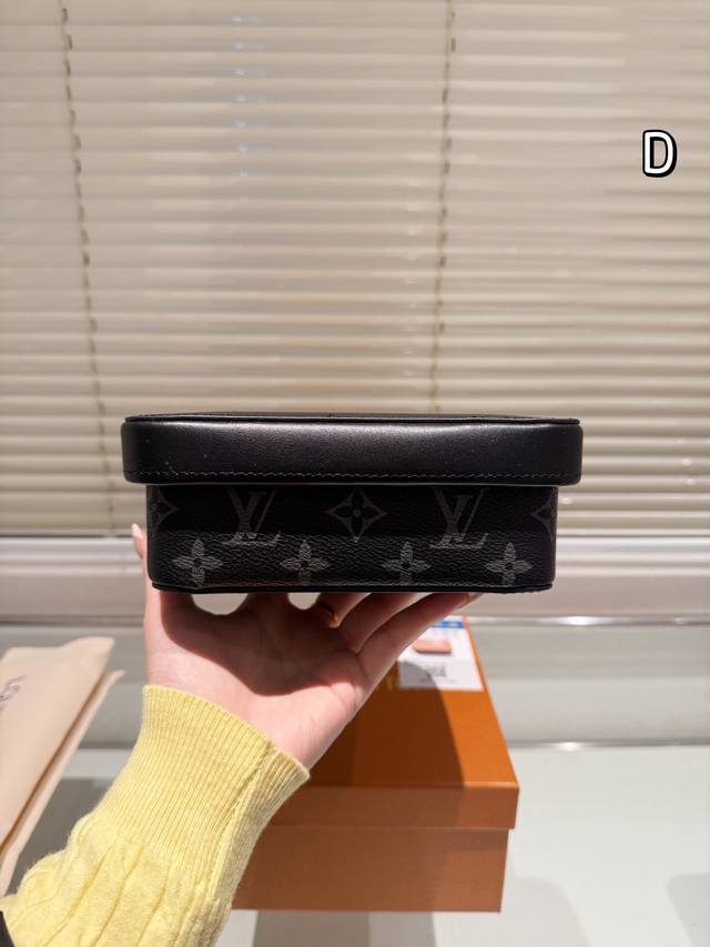 Lv邂逅风格现代的旅行珠宝盒。老花收纳箱化妆包盒子珠宝盒，优雅的红色米色超细纤维内衬，此款精美雅致的monogram珍品能够妥善保管耳环、项链、手镯与戒指。 尺