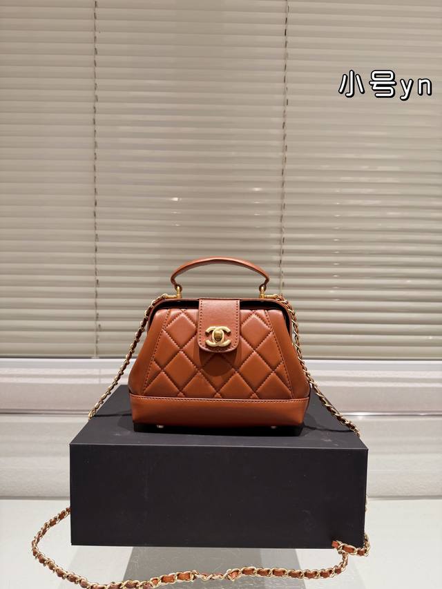 Size：24.17Cm 20.14Cm Chanel 香奈儿 小香家 24A 医生包 好可爱胖乎乎的感觉好可爱 心心念念的终于等到了 上身非常多的哇塞