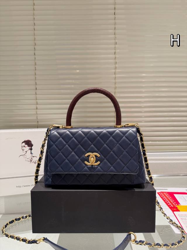 鱼子纹小牛皮 背一辈子的必备！香奈儿 Coco Handle ，一你们期待已久的香奈儿 Coco Handle小号到货啦！这款包包一经推出就备受时尚圈青睞，不愧