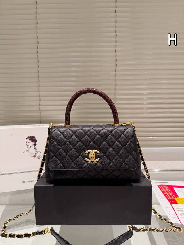 鱼子纹小牛皮 背一辈子的必备!香奈儿 Coco Handle ,一你们期待已久的香奈儿 Coco Handle小号到货啦!这款包包一经推出就备受时尚圈青睞,不愧 鱼子纹小牛皮 背一辈子的必备!香奈儿 Coco Handle ,一你们期待已久的香奈儿 Coco Handle小号到货啦!这款包包一经推出就备受时尚圈青睞,不愧