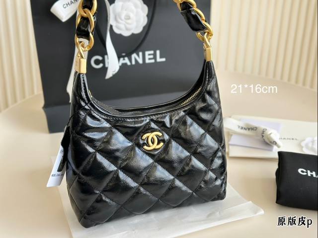 原版皮 Chanel 24A Hobo腋下包 Chanel24A Hobo这个油蜡羊皮很好打理，五金做旧酷酷的，皮穿粗链却非常轻，尺寸也很日常，是位才貌双全的选