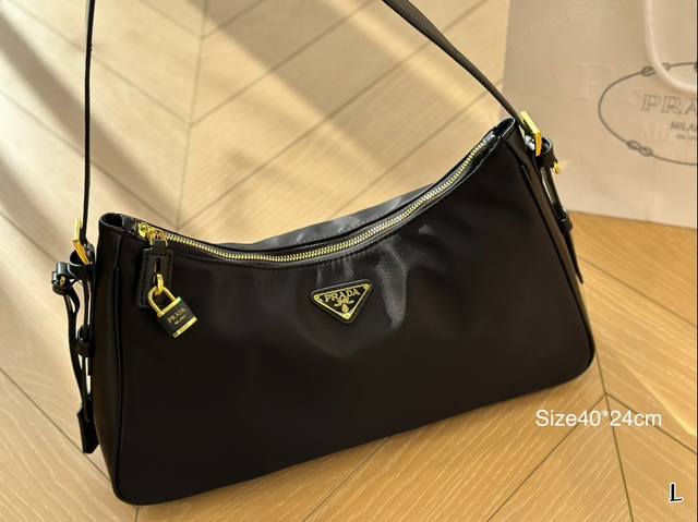 24Fw秋冬prada来啦0满眼都是高级感. 高级棕色调是不是温暖又质感十足呀~简洁大方的设计既有现代感又不失经典魅力oo小仙女们赶紧备战秋款 40*24Cm