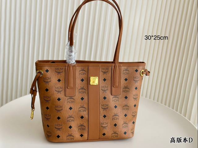 Mcm子母袋双面包jp购物袋拥有随和的款式兼具实用性和多变性 选用visetos 印花涂层帆布精制而成，堪称旅行或日常生活的理想选择，内里赠送小包哦！尺寸30*