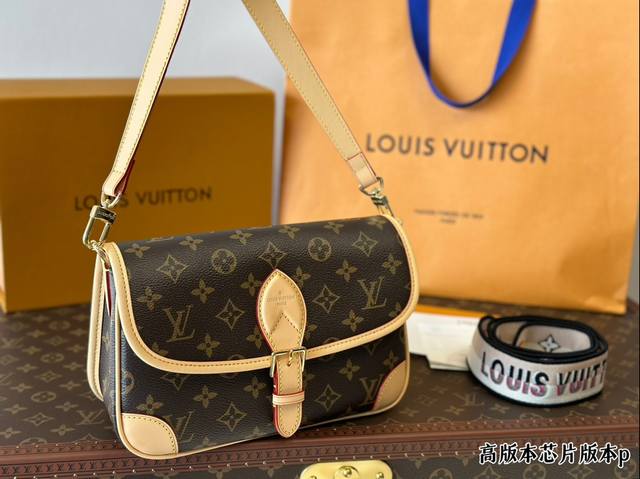 全套包装 早春系列新品 Diane法棍 配有一根皮肩带 可腋下背 一根刺绣肩带 可肩背斜跨 容量日常足够用 尺寸大25Cm