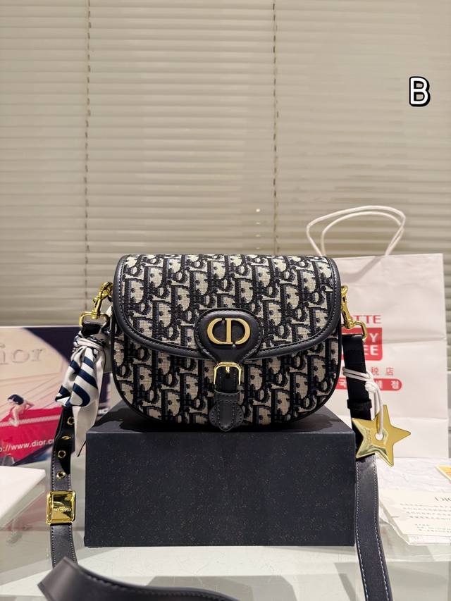 顶级原单 原版布 Dior Bobby 新款马鞍包 现在预定爆了，Baby同款 复古cd Logo，经典老花包身，五金复古感，不易磨损 带有oblique印花和