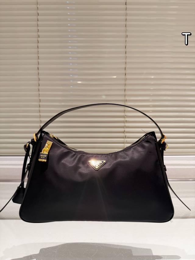 原版布 Prada Vew 新款 Tessuto Locker Aimee ++ 新款 Tessuto Locker再生尼龍鎖頭 Aimee 到店啦～ 輕便的尼