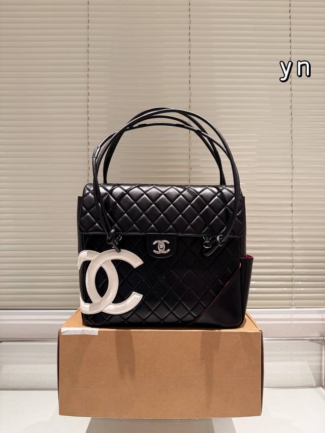 复刻版 超超超酷der Chanel 康鹏机场大托特 中古康鹏09大号×Xl 超级酷！单肩机场的包 康鹏系列真的没有不好看的 很随性，简单搭配也会非常出彩 可飒