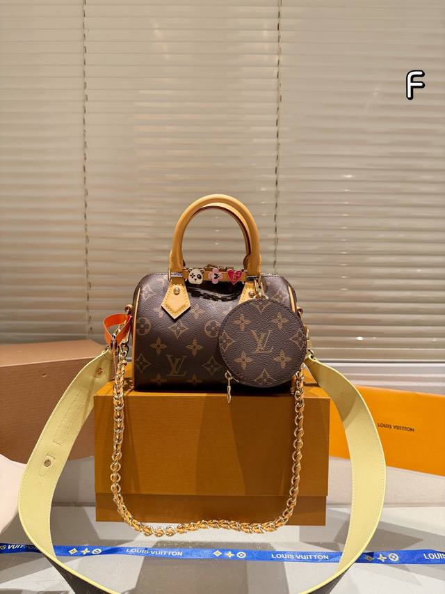 2024新款枕头包 Lv 小枕头包 原单密封包装对nano Speedy尺寸相当小巧 所以搭配中尽显时尚靓丽迷人气质，但是携带轻盈，轻轻松松搭一款nano Sp