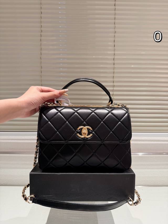 配礼盒 跟着买就对了 Chanel Trendy Chanel 新品必入系列l 复古感直接拉满~ 经典黑金配色 将复古感更.上升一层~ 这个颜色- -眼高级~