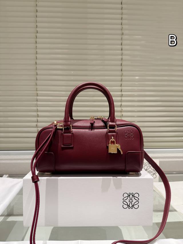 配盒 Size：24*11 Cm Loewe 保龄球包 这个保龄球包真的太香了~ 近期很有人气的一只时尚单品 保龄球包。 Size适中、型不容易过时，拎在手中很