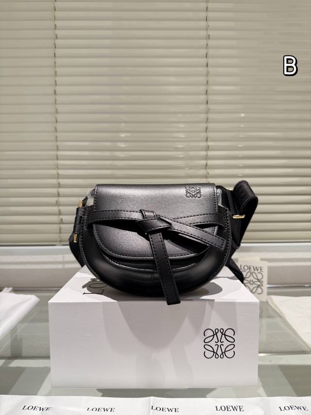 折叠盒 Size：18.13Cm Loewe 罗意威迷你 新肩带很美哦！ Gate Bag马鞍包斜挎包， 感觉gate是loewe的礼物 ！ 牛皮皮质！