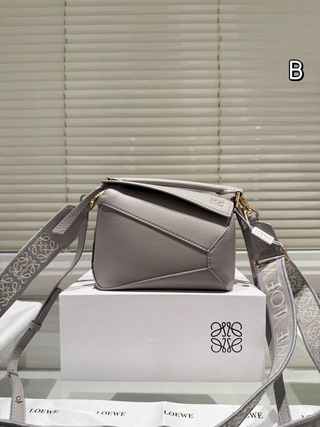 配盒 双肩带 尺寸：18*10Cm 迷你 Loewe 几何包puzzle 真心是不能错过的， 牛皮品质！ 完全hold住！ 罗意威 一根完美的肩带