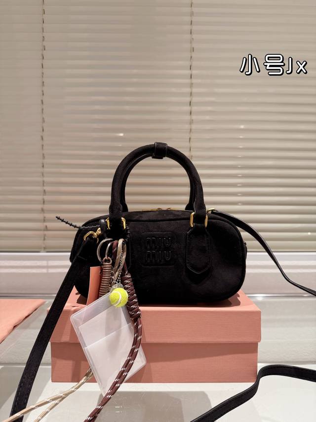 麂皮 配礼盒 Miumiu限定款相机包 简单又好看 Miumiu而且超级实用, #Miumiu新款包包 尺寸小号23 12Cm 麂皮 配礼盒 Miumiu限定款相机包 简单又好看 Miumiu而且超级实用, #Miumiu新款包包 尺寸小号23 12Cm