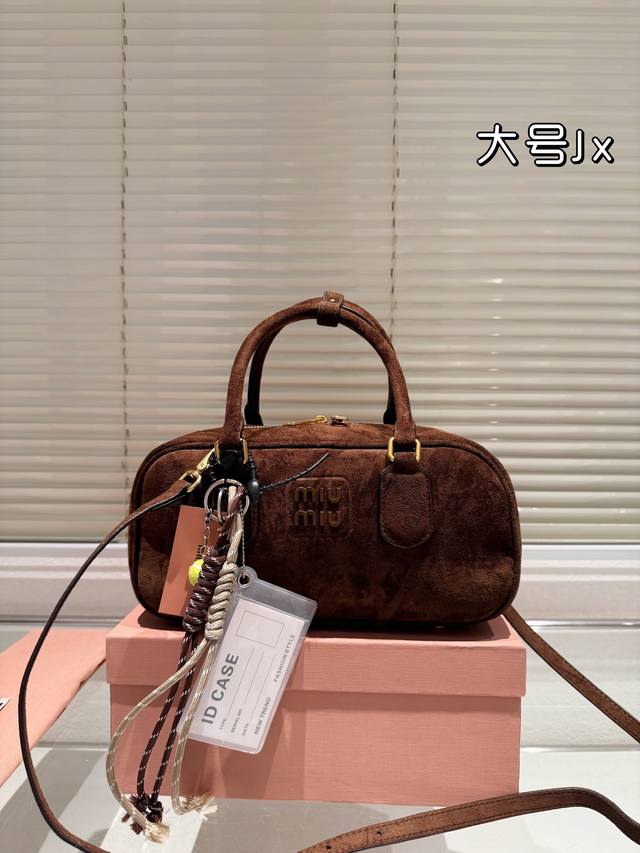 麂皮 配礼盒 Miumiu限定款相机包 简单又好看 Miumiu而且超级实用， #Miumiu新款包包 尺寸大号28 13Cm