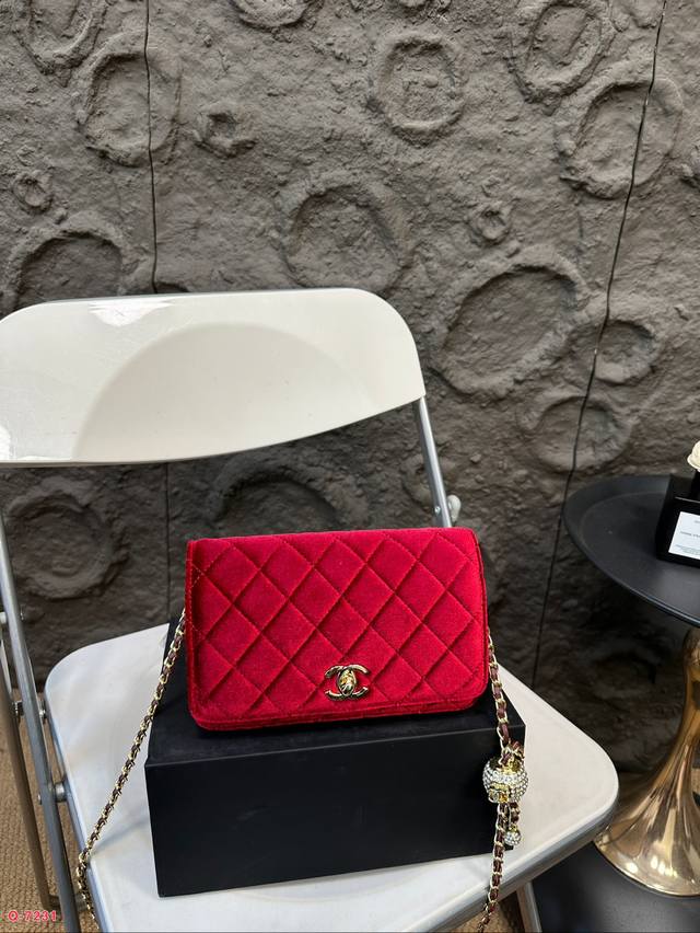 配折叠盒 尺寸19.13 香奈儿 Chanel 金钻球丝绒woc发财包香奈儿丝绒chanel 太仙的天鹅绒大 Mini冤岛 链条可调镶钻的小金球满满的高级感，B