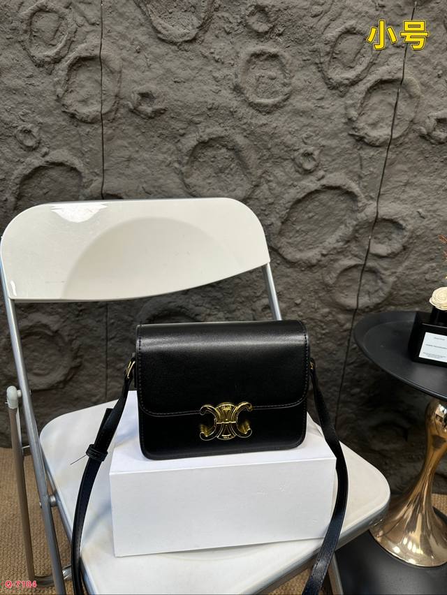 配折叠盒 Celine 赛琳凯旋门woc豆腐包小巧的版型玲珑可爱！ 配置的链条肩带设计超 肩带可拆卸，实现斜挎和手拿简单低调感觉，四季百搭款！！ 尺寸18.13