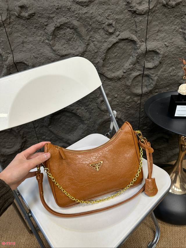 普拉达prada新品速递 可爱的嬉皮面料 今年比天气还“火热”的绒面皮革棕色包包它来了！多功能性二合一包包简直不要太爱，斜挎单肩腋下多种背法真的很懂女孩子，容量