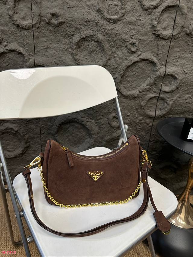 普拉达prada新品速递 可爱的绒面皮革 今年比天气还“火热”的绒面皮革棕色包包它来了！多功能性二合一包包简直不要太爱，斜挎单肩腋下多种背法真的很懂女孩子，容量