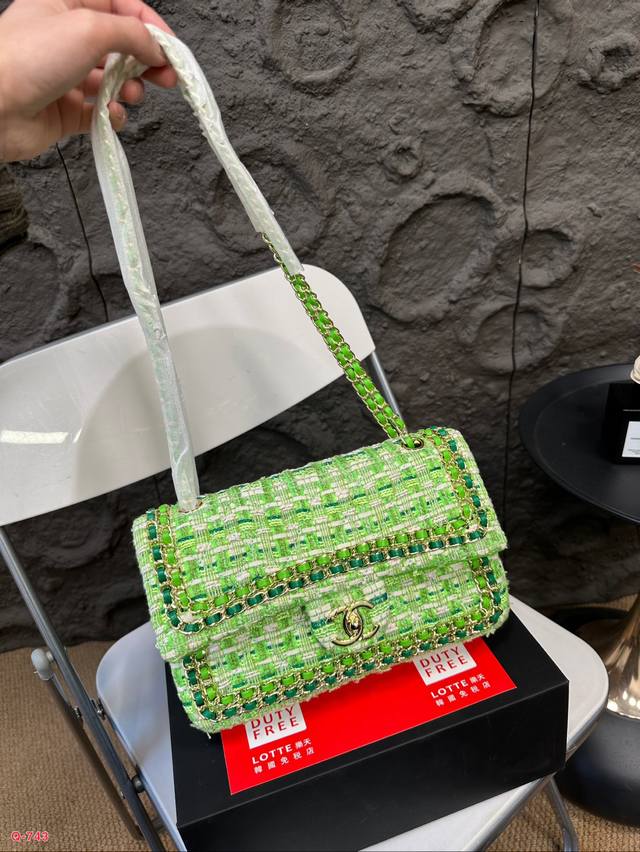 配折叠盒 香奈儿毛呢cf 翻盖包 美爆了 复古典雅专柜热卖款 又甜又酷 一整个爱住 秋冬必备单品 时髦精必备 百搭时尚 颜值超高 是每个潮酷女孩必入单品 尺寸2