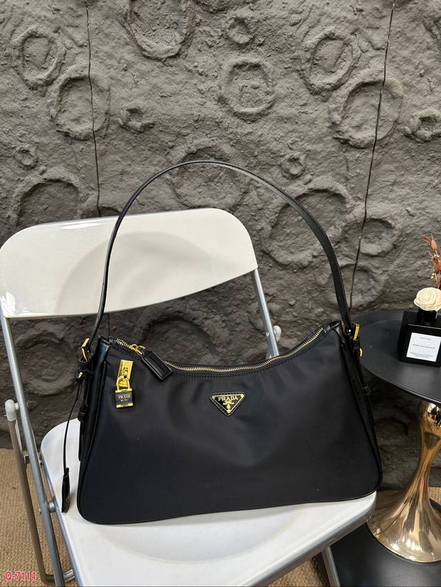 普拉达prada手提单肩包！ Aimee 系列采用进口再生尼龙 Re-Nylon 材料拼接原厂小牛皮成品，容量充足，搭配拉链和挂锁开合，饰有金属三角形徽标！ 尺