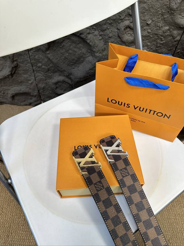 升级版 Lv！！ 高版本！全钢头 腰带 嘿哈 原单牛皮全钢头皮带～热门款 皮带里面最火的啦～质量很好 全套包装！五金绝对不褪色 皮带头和专柜一样的哦～ 配礼盒手