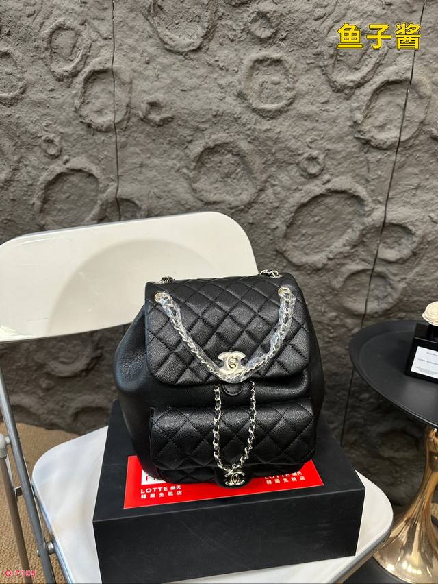 配折叠盒 Chanel 香奈儿双肩包 新品 神仙水桶包双肩 专柜一包难求 真是绝美呀 可斜挎单肩，上身后超显大气.小巧实用 超级百搭必备单品 尺寸21.23Cm