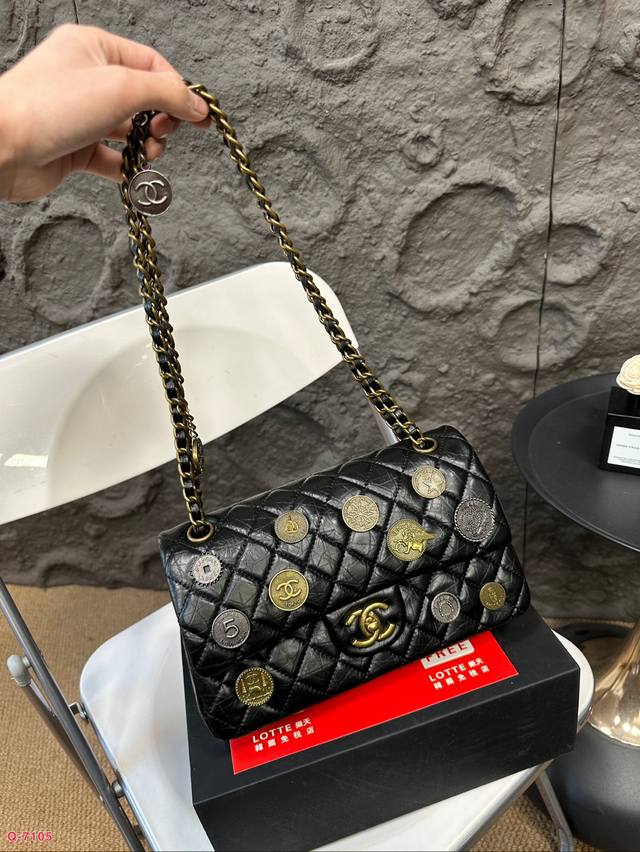 配折叠盒 香奈儿chanel限量款金币徽章cf链条包 对于徽章款，满满的钱币勋章，有的人觉得浮夸，有的人却视若珍宝， 不然为什么叫设计呢，不是最大众的，但是总会