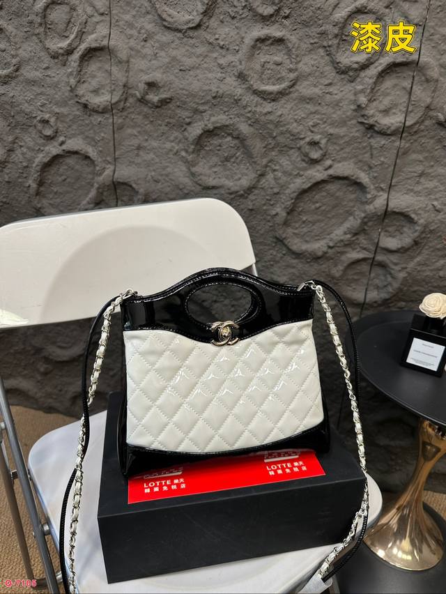 配折叠盒 香奈儿chanel Mini 31Bag 爱不释手的“显眼包”时尚的轮回就要从31Bag说起啦 从90年代再到17、18年再到23A的31Bagcha