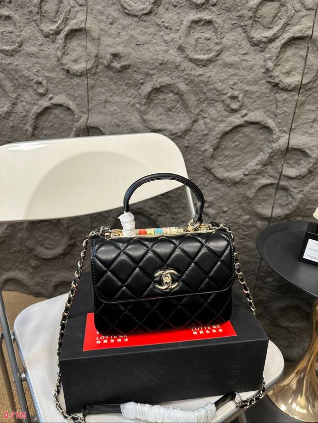 配折叠盒 Chanel香奈儿黑金羊皮纹trendy 平时挺喜欢用带手柄的包包的方便手提什么的 容量足够哦，时尚百搭！ 尺寸20.14Cm