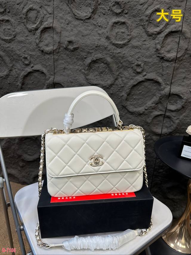 配折叠盒 Chanel香奈儿黑金羊皮纹trendy 平时挺喜欢用带手柄的包包的方便手提什么的 容量足够哦，时尚百搭！ 尺寸20.14 25.17Cm