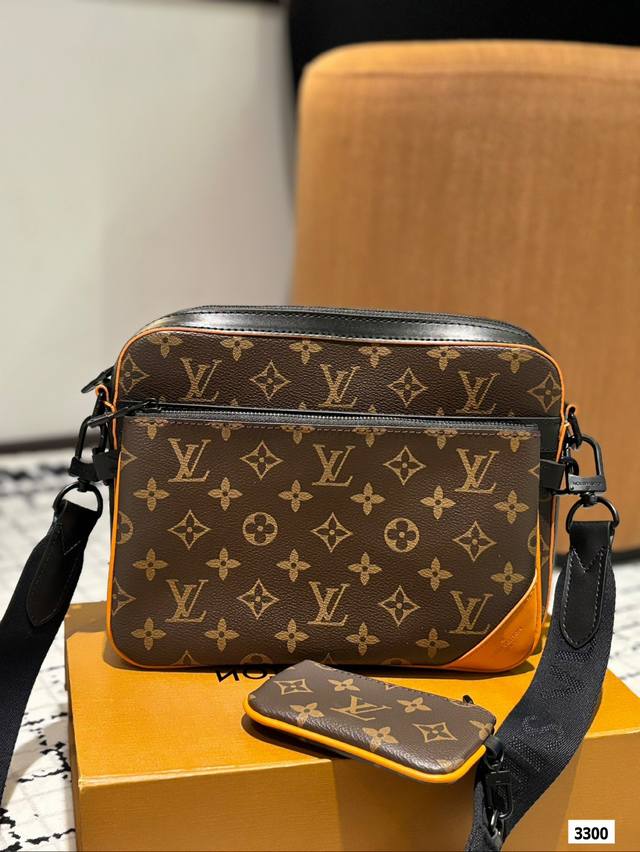 礼盒 Lv新推出的男士邮差包火爆得一包难求，更是带起了一股多款式包包的潮流风，很难得的是，这一季三合一又出了男士款，男款三合一的包包各个部分都可以拆解，随意组合