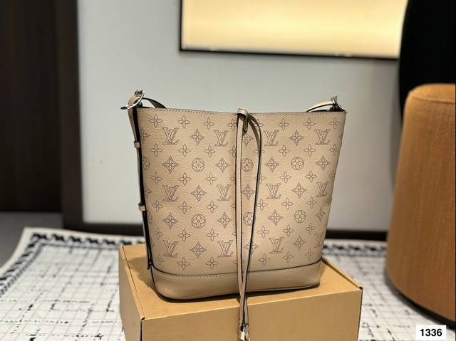 Lv腋下包 今年腋下包大火 但是这一只才是腋下包的宝藏 背在腋下不大不小 不光有可人外表 空间也很喜人 更是百搭 一年四季都好背 让你秒变时髦精 尺寸：27 2