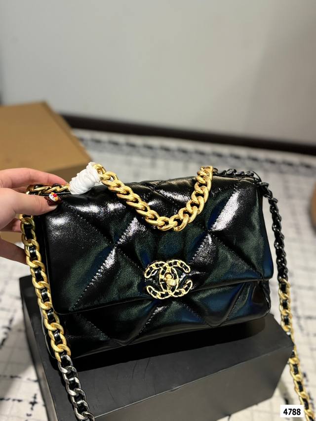 羊皮 配礼盒. 香奈儿chanel 19Bag链条包 有型，能装，风格随意切换 年度最爱大包，有点飒，冷淡风 气场十足 高级满满尺寸：25*8*18Cm