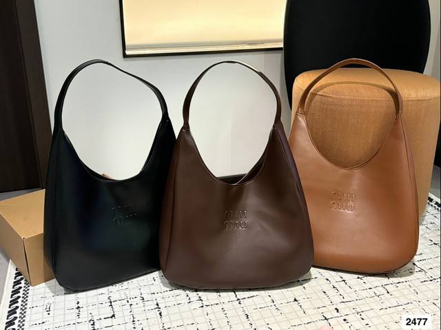 缪缪托特 近期的好物推荐，最近超爱这个包包，托特包真的超能 装，出门拍摄能装好多小东西，随意慵懒的赶脚很戳 我尺寸：39 37