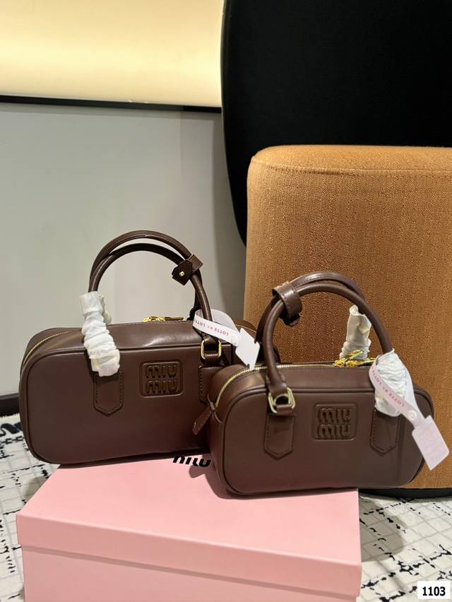 礼盒 缪缪保龄球包要么说今年miumiu确实“妖”呢 不得不承认miumiu现在的产品越来越受欢迎了，不仅仅女生的适龄段继续年轻化，关注度也越来越高，而且营销的