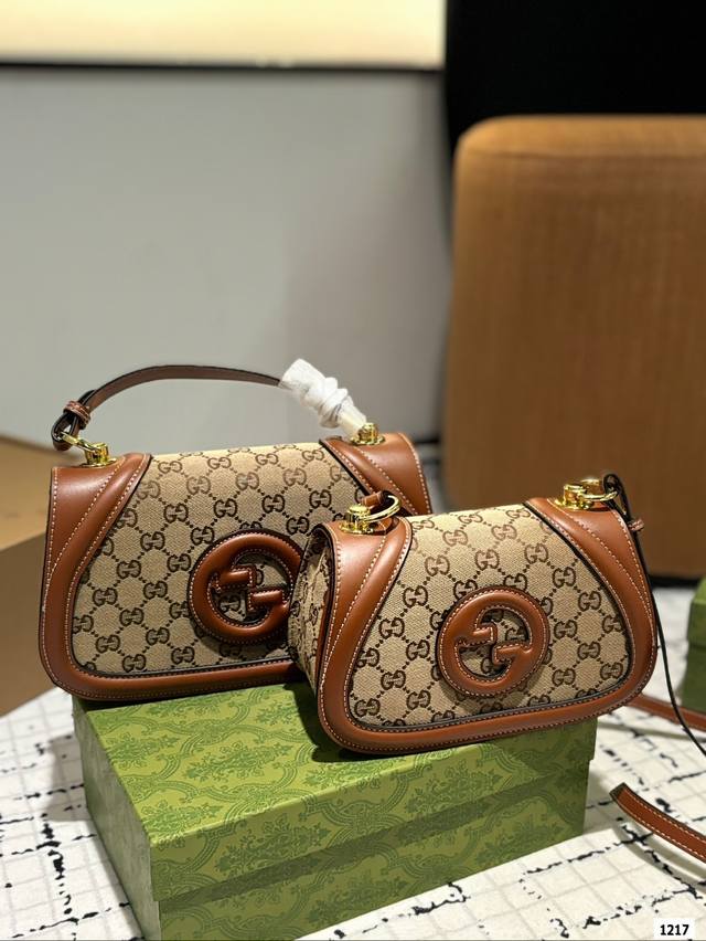 礼盒 2025早春系列时装秀上，焕然一新 双g标识依旧那么醒目，仿佛在诉说着gucci的传奇故事。皮革与棉麻织布的巧妙结合，多元色彩交织，不仅展现了意式匠艺的精