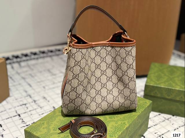 Gucci Emblem 系列 Tote 新品首发收纳党大爱大包有隔层新款的emblem首发，这是一款比较大的托特，肩带两侧是可以调节的，内衬是经典的gucci