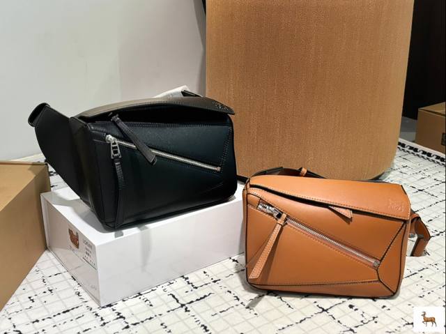 礼盒 尺寸：24*14Cm 罗意威 几何包puzzle 真心是不能错过的， 牛皮品质！ 完全hold住！ 罗意威 一根完美的肩带