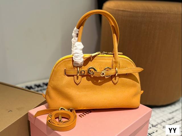 缪缪贝壳 要么说今年miumiu确实“妖”呢 不得不承认miumiu现在的产品越来越受欢迎了，不仅仅女生的适龄段继续年轻化，男生的关注度也越来越高，而且营销的确