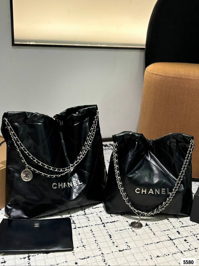 Chanel 22Bag 以数字命名的“垃圾袋” 年10 月,Chanel 品牌艺术总监virginie Viard在年春夏 时装秀_上推出一款新款手提包: 2 Chanel 22Bag 以数字命名的“垃圾袋” 年10 月,Chanel 品牌艺术总监virginie Viard在年春夏 时装秀_上推出一款新款手提包: 2
