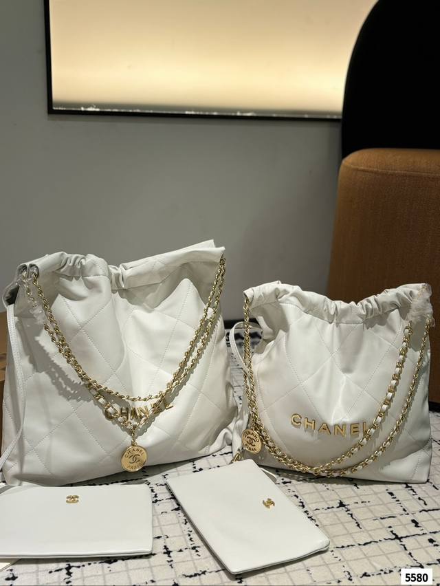 Chanel 22Bag 以数字命名的“垃圾袋” 年10 月，Chanel 品牌艺术总监virginie Viard在年春夏 时装秀_上推出一款新款手提包: 2