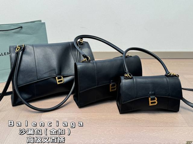 巴黎世家 Balenciaga沙漏包 金扣 黑金酷耍风，精致的经典范帅日常使用出镜率非常高的单品，容量能满足我日常用品 高级又百搭还非常扛造 打理起来也很方便