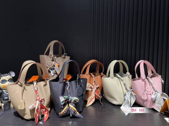 配折叠礼盒 Hermes 爱马仕菜篮子 牛皮材质如果出门仅可以带一个包包，那必然是爱马仕菜篮子奢侈品中的经典之作，包身日本zp 五金及印刻国内组装！媲美专柜的版