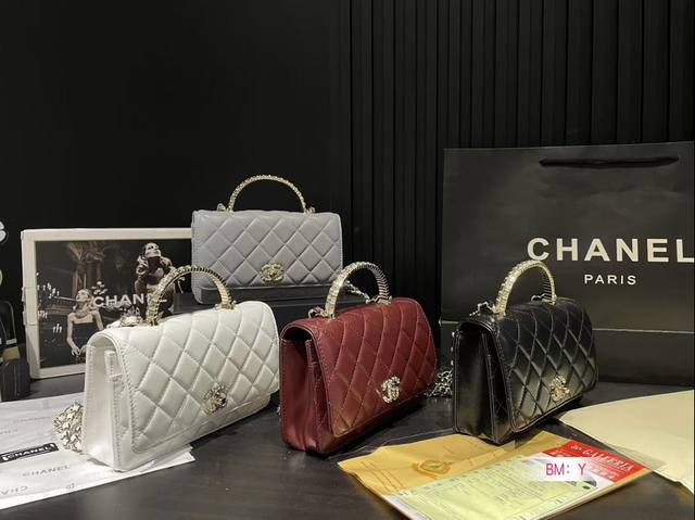 配折叠礼盒 香奈儿 24K手柄cf 无法抗拒这只小可爱啊啊啊啊！！！！加了个手提瞬间觉得这个包多了一分俏皮！容量一如既往的够用，可以放手机日常琐碎用品，能手提能