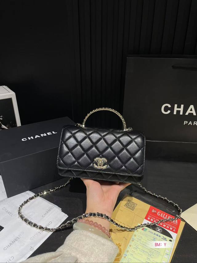 配折叠礼盒 香奈儿 24K手柄cf 无法抗拒这只小可爱啊啊啊啊!!!!加了个手提瞬间觉得这个包多了一分俏皮!容量一如既往的够用,可以放手机日常琐碎用品,能手提能 配折叠礼盒 香奈儿 24K手柄cf 无法抗拒这只小可爱啊啊啊啊!!!!加了个手提瞬间觉得这个包多了一分俏皮!容量一如既往的够用,可以放手机日常琐碎用品,能手提能