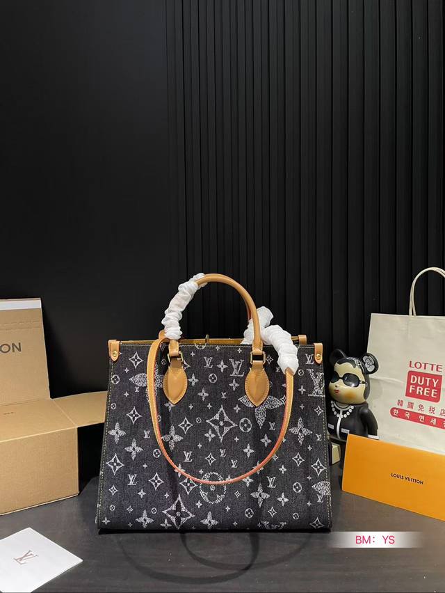 配折叠礼盒 Lv 中古牛仔 Onthego妈咪袋 性价比之王这是一款超赞的包型，灵感来自于恶搞lv的街头品牌，曾经的曾经，Louis Vll Litton永远不