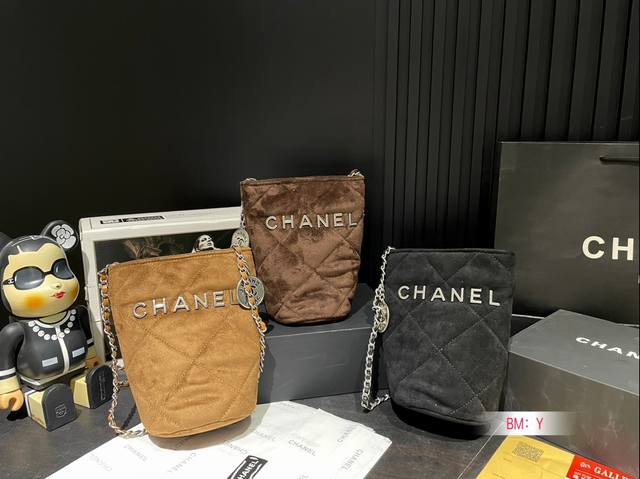 配折叠盒子 Chanel 香奈儿水桶包圆桶包 慵懒随性又好背 上身满满的惊喜 高级慵懒又随性 彻底心动的一只 尺寸：11 19