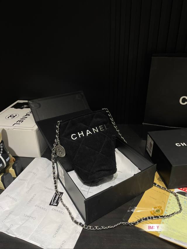 配折叠盒子 Chanel 香奈儿水桶包圆桶包 慵懒随性又好背 上身满满的惊喜 高级慵懒又随性 彻底心动的一只 尺寸：11 19