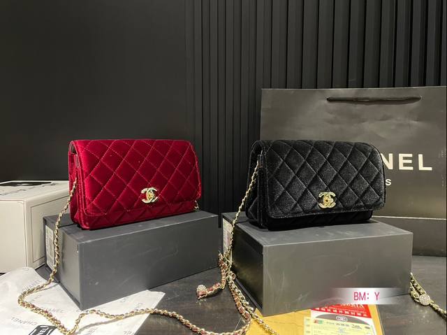 配折叠礼盒 Chanel 2024新woc 金球 发财包 小香牛皮最近好多明星都在背chanel 19 这款包是由老佛爷karl Lagerfeld和chane