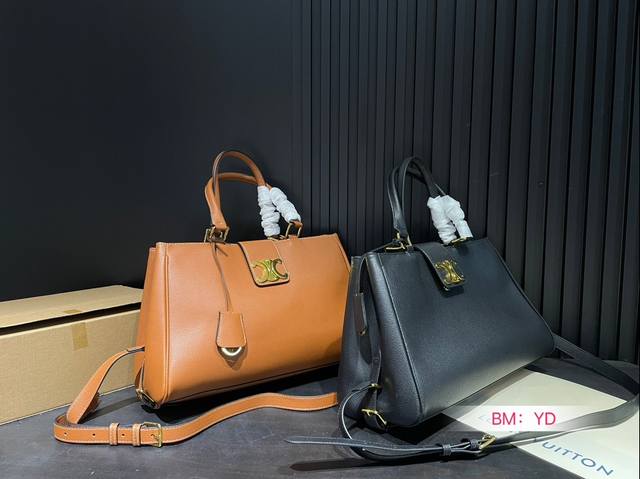 配盒 赛琳24新款的托特包tote 加入开口设计~ 今年的大包都很 喜欢~ ~凹造型好物+街拍时尚单品 大容量可满足短途旅行需求大包 尺寸：38*23